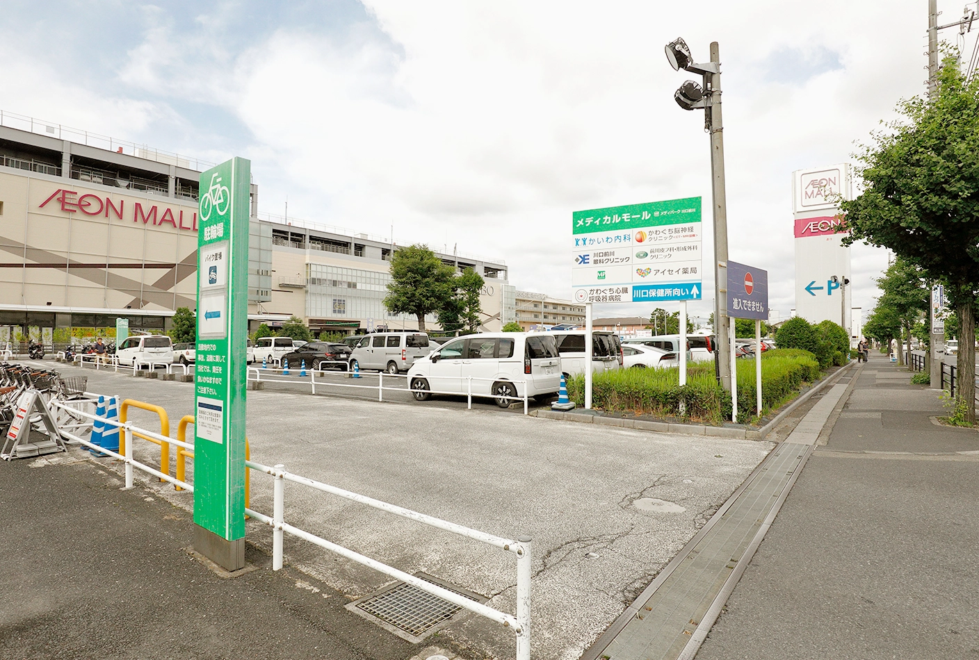 イオンモールから大通りに出た写真