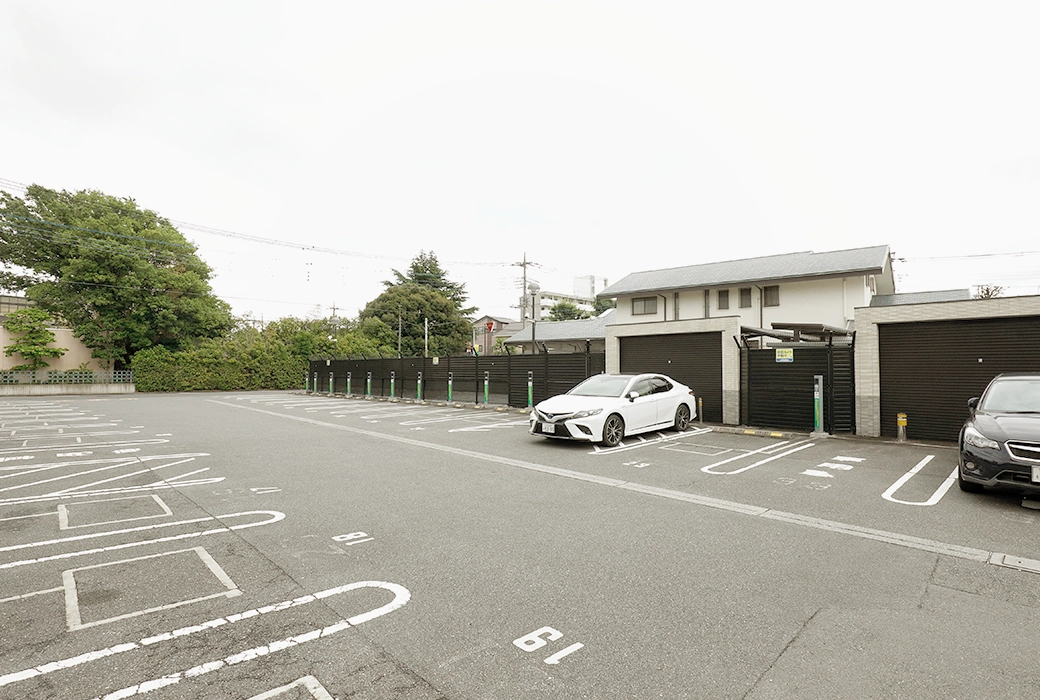 入り口左手の駐車場